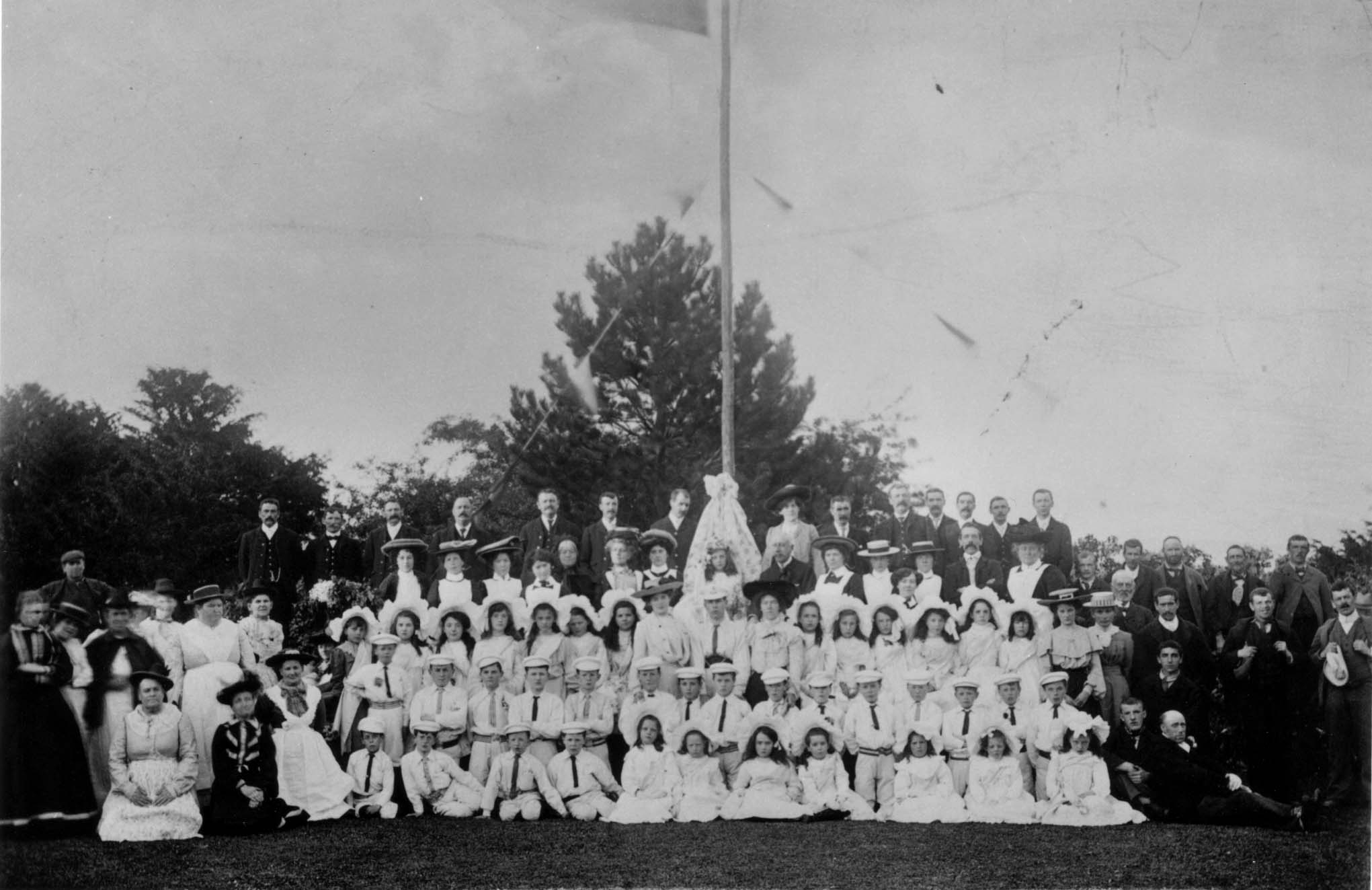 Mayday celebrations 1905 with children from the National School